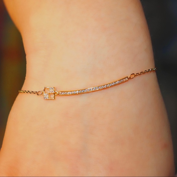 Gold Bracelet with Small Pendant - Picture 2 of 2